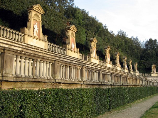 Boboli Gardens-49.JPG - There are 24 statuary niches topping the seating area, which contain classically-themed statues.